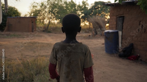 Foto African boy walking. Zambia, Africa