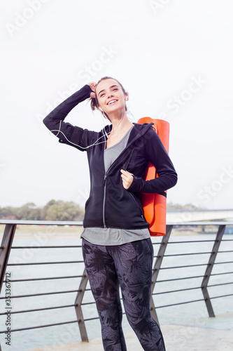 Sporty fit young woman in s...