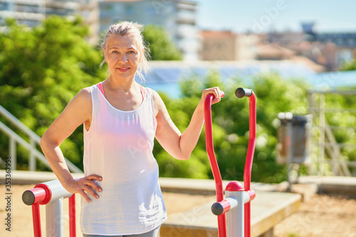 Foto adult woman during sports outdoors