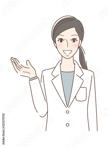 笑顔で手を差し出す正面向きの女性