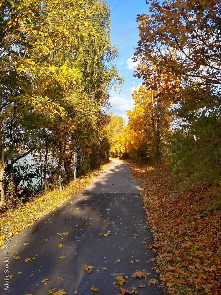 Herbstliche Innpromenade im Sonnenschein