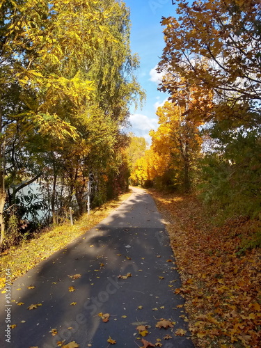 Herbstliche Innpromenade im Sonnenschein