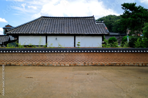 한국의 전통 건축물이 보이는 풍경 © 재봉 황