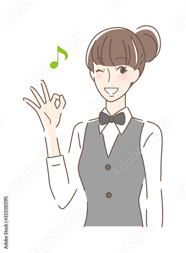 笑顔でOKサインを出す女性