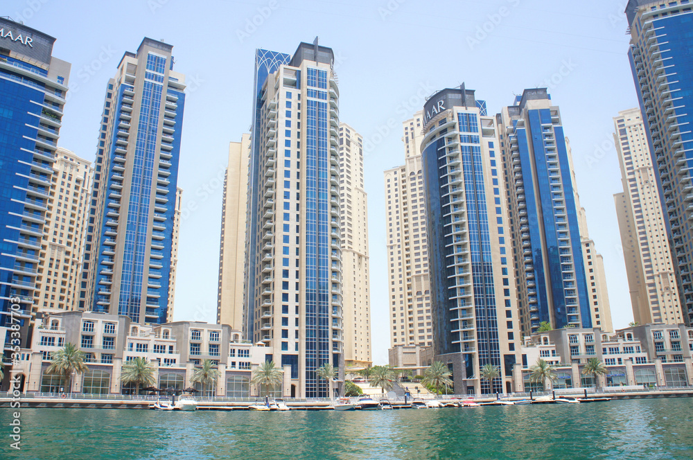 Futuristische Wolkenkratzer in der Dubai Marina - Dubai/Emirate/UAE