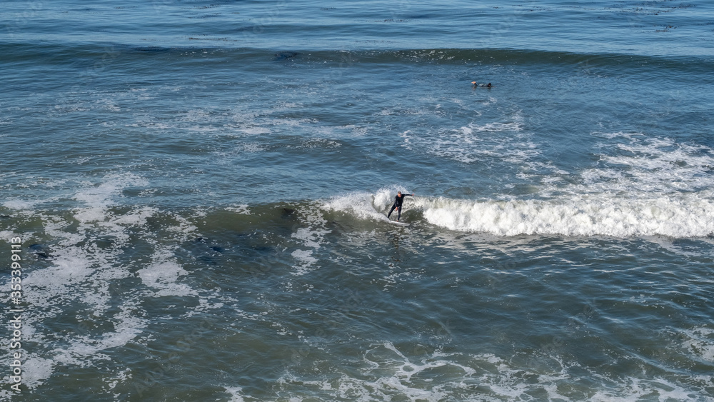 Obraz premium surfer in the sea and waves at San Luis Obispo, California