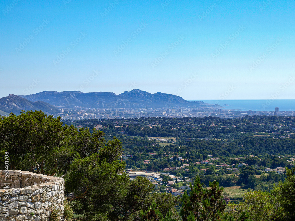 Obraz premium Vue sur le massif de la Gineste depuis Allauch