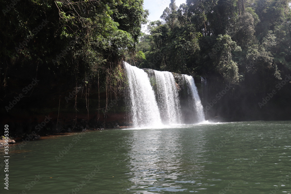 Fototapeta premium Cascade Tad Champee dans la région de Paksé, Laos