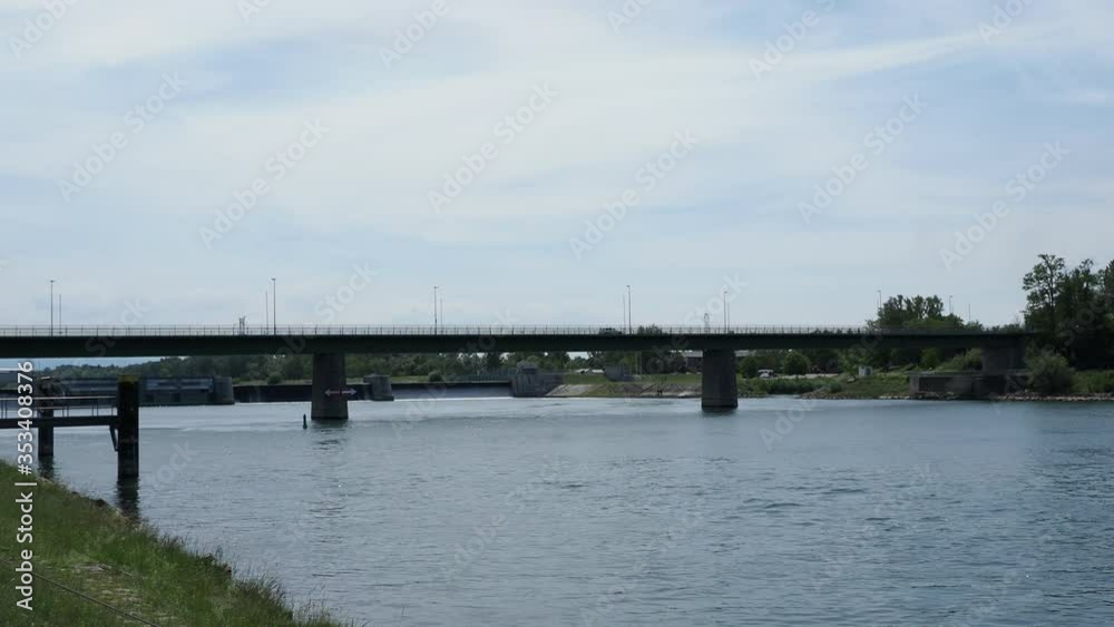 Grenze Frankreich Deutschland. Rheinbrücke für den Straßenverkehr führt von Breisach am Rhein nach Volgelsheim auf französischer Seite Grenze Frankreich Deutschland. Rheinbrücke für den Straßenverkehr führt von Breisach am Rhein nach Volgelsheim auf französischer Seite