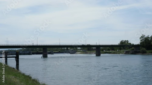 Wallpaper Mural Grenze Frankreich Deutschland. Rheinbrücke für den Straßenverkehr führt von Breisach am Rhein nach Volgelsheim auf französischer Seite Torontodigital.ca