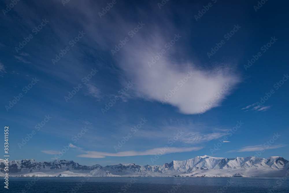Fototapeta premium Icy mountains in Antarctica