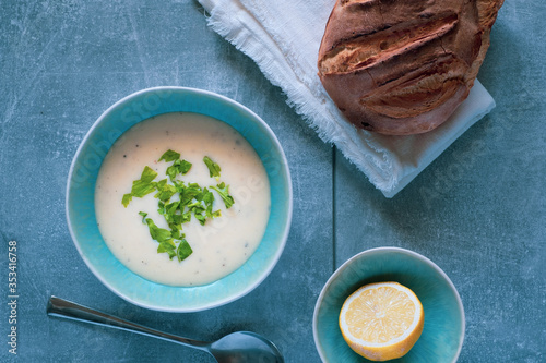 Spargelcremesuppe in türkiser Schale photo