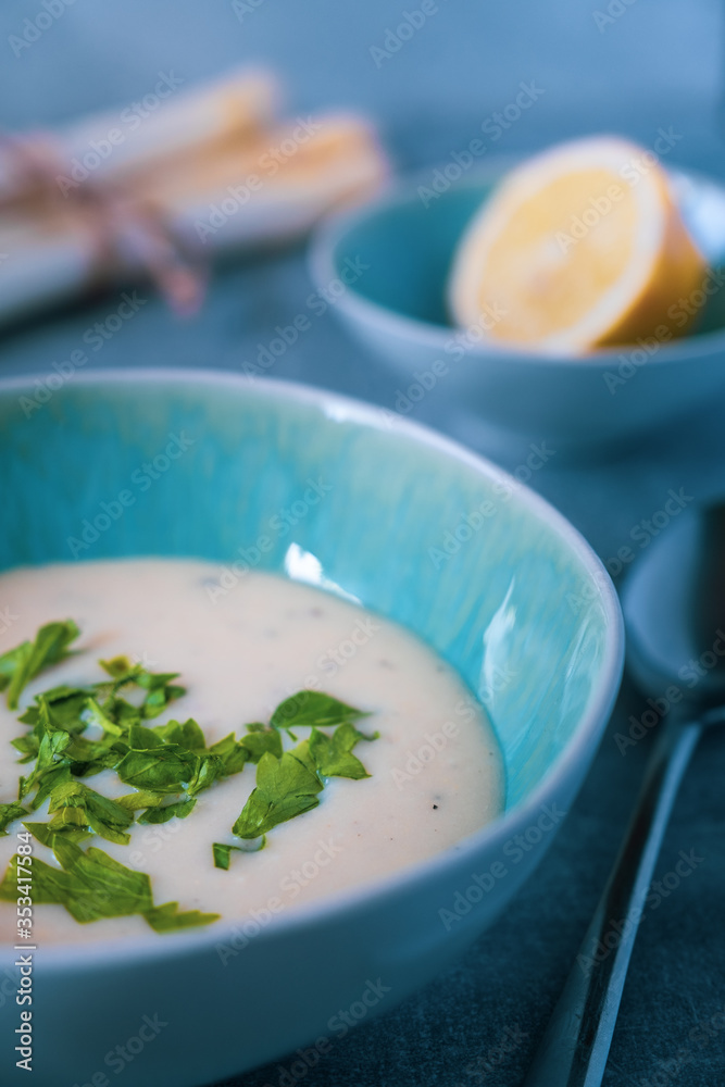 Spargelcremesuppe in türkiser Schale Spargelcremesuppe in türkiser Schale