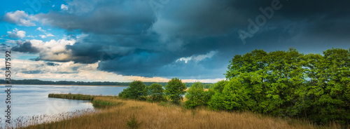 Deszczowe chmury burzowe nad stawem w dolinie baryczy © RITHOR
