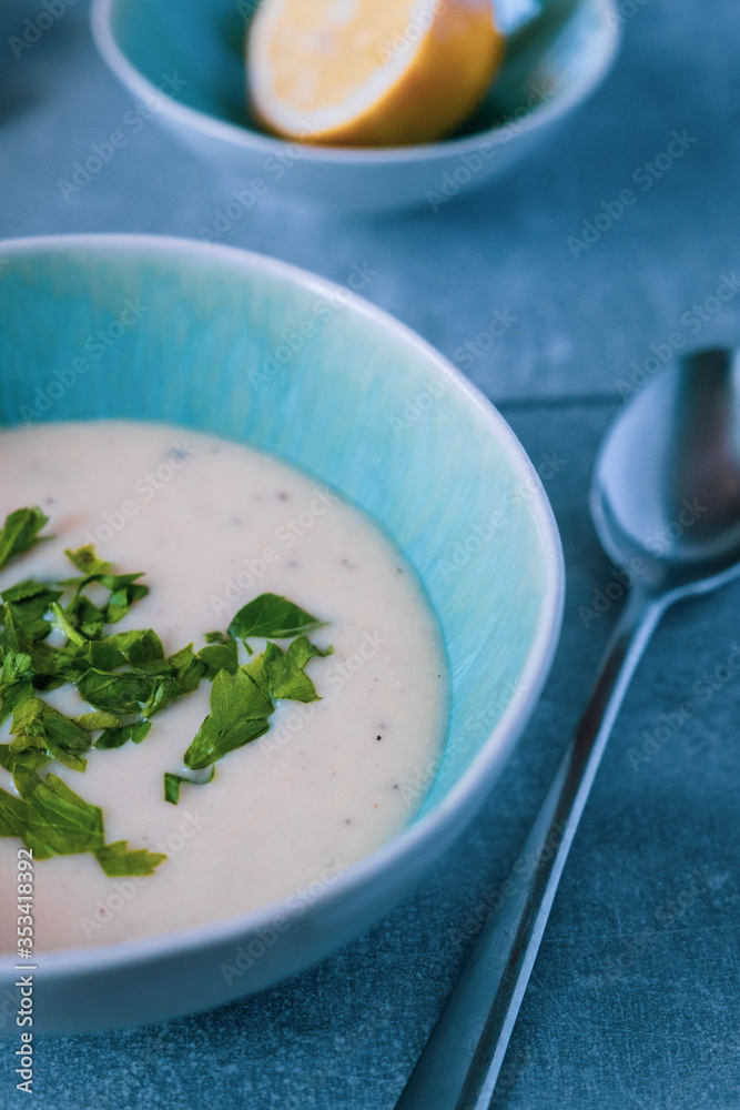 Spargelcremesuppe in türkiser Schale Spargelcremesuppe in türkiser Schale