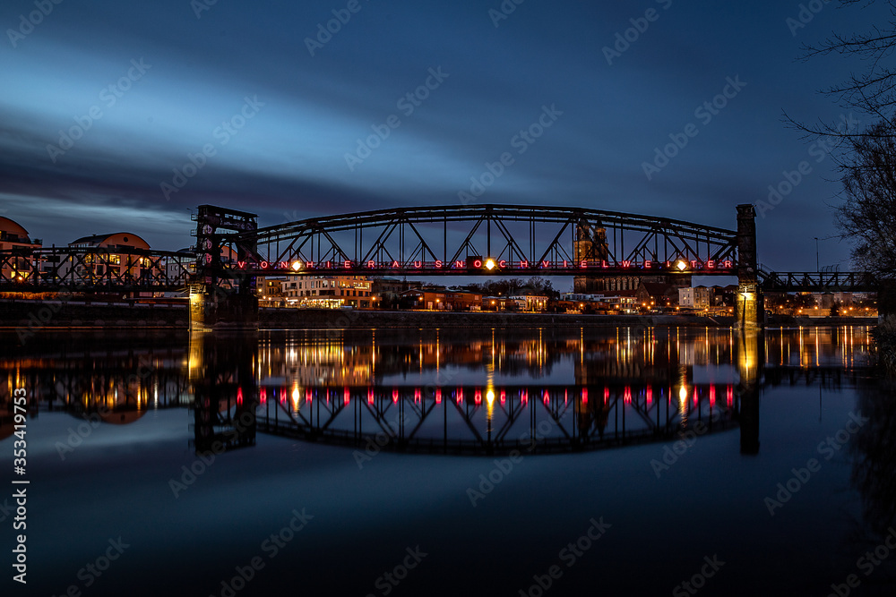 Hubbrücke Magdeburg bei Nacht