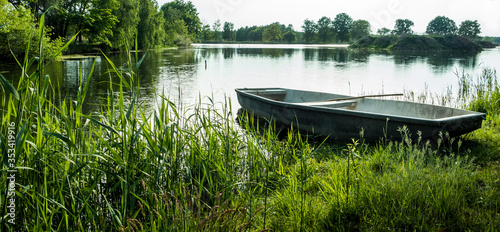 Gondola nad brzegiem stawu hodowlanego