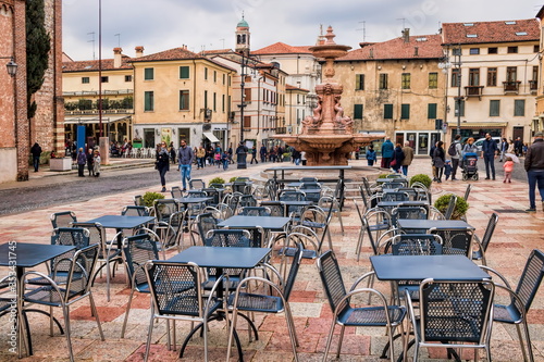 bassano del grappa, italien - alter brunnen auf der piazza garibaldi