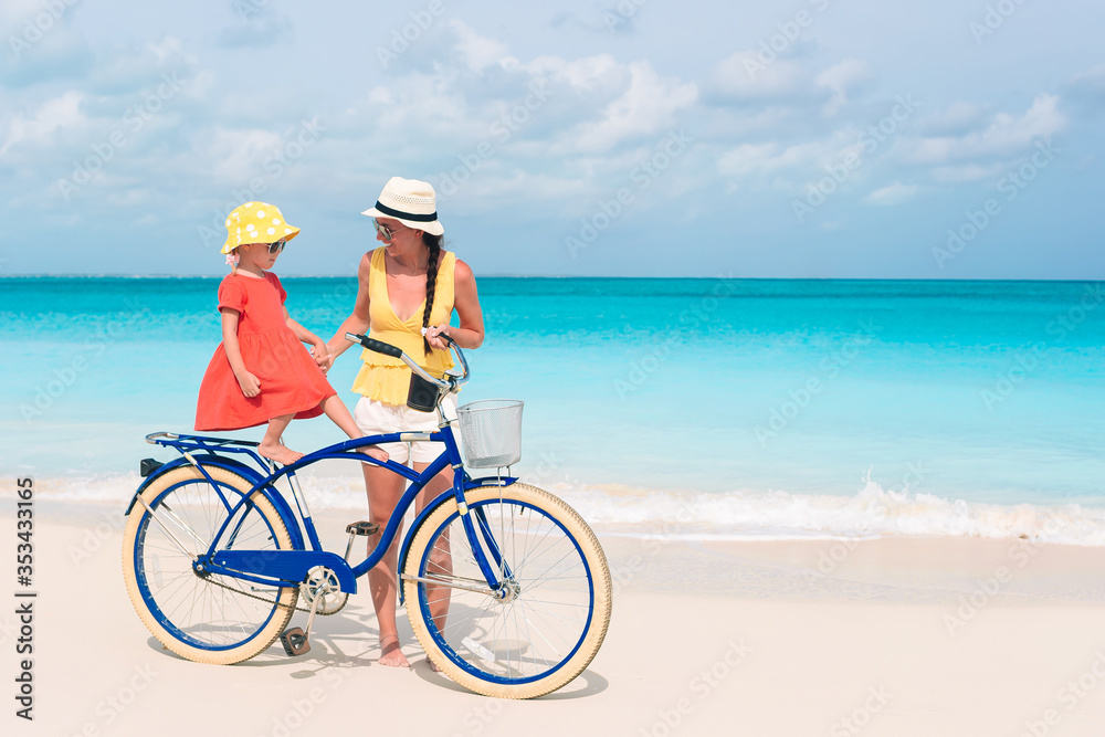Fototapeta premium Family with a bike on tropical beach