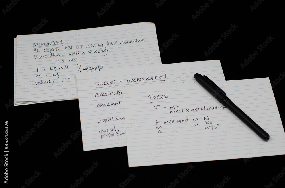 Fotografie GCSE physics revision with flash cards and exercise book