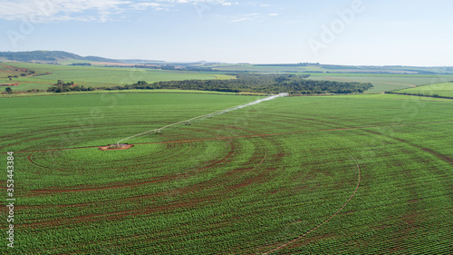 Fotografi Agricultural irrigation system on sunny summer day