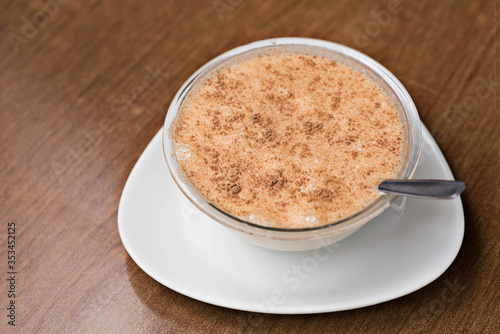 arros con leche en una taza blanca con cuchara 