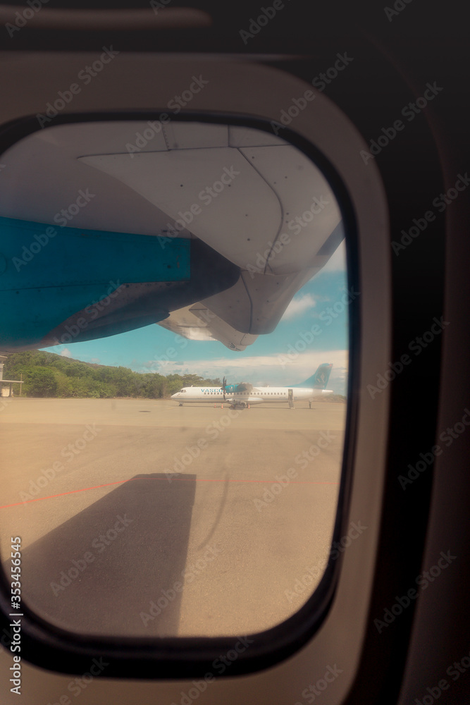 Fototapeta premium Con Dao airport overlooks the airplane window