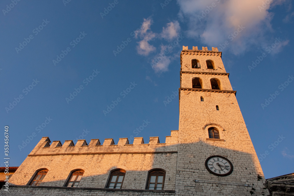 Edificio medieval de Italia en día soleado iluminado por las luces del atardecer 