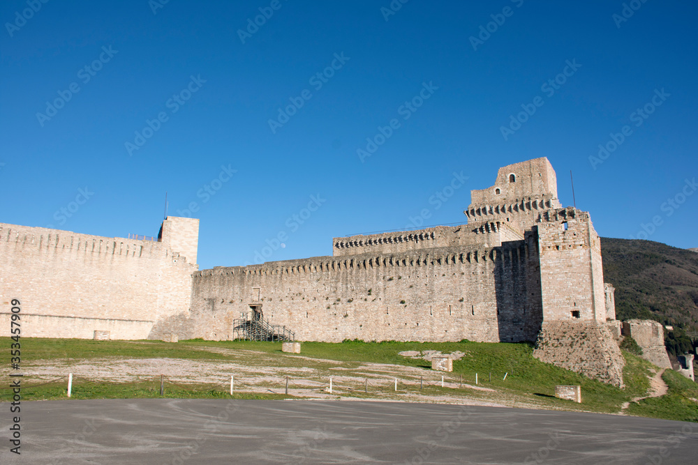 Castillo medieval en día soleado con cielo azul y sin nubes