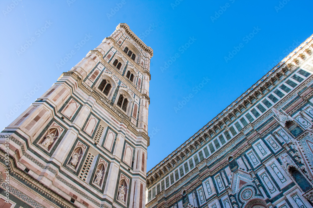 Catedral de Florencia fotografiada desde abajo en dia soleado 