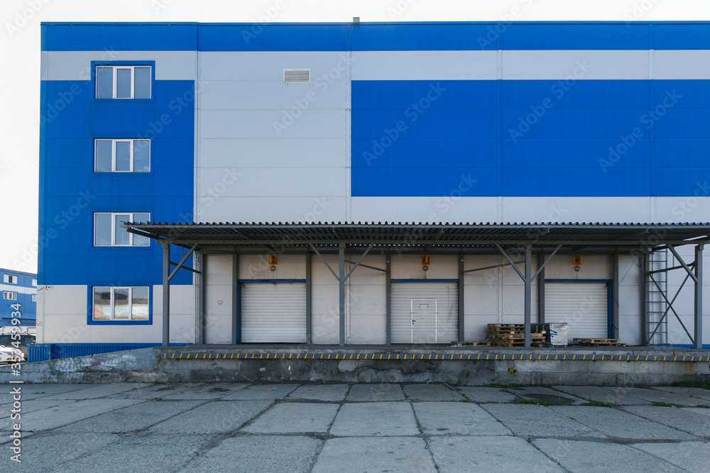 Naklejka premium front view of the building of a logistics center or warehouse