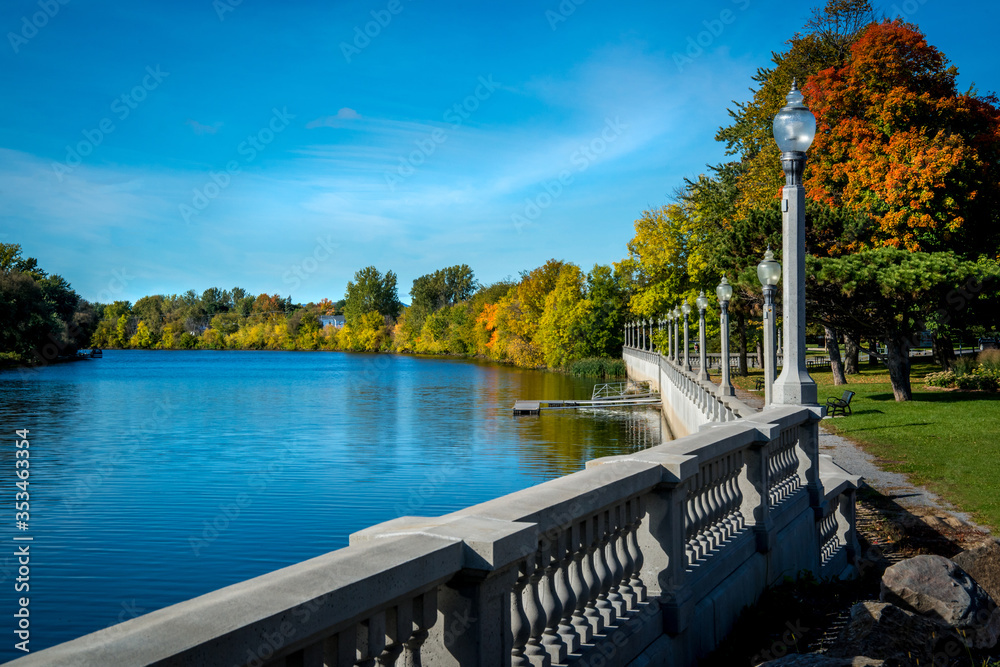 Fototapeta premium Walk along the Yamaska river in Saint-Hyacinthe in fall