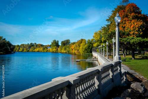 Fototapeta Naklejka Na Ścianę i Meble -  Walk along the Yamaska river in Saint-Hyacinthe in fall