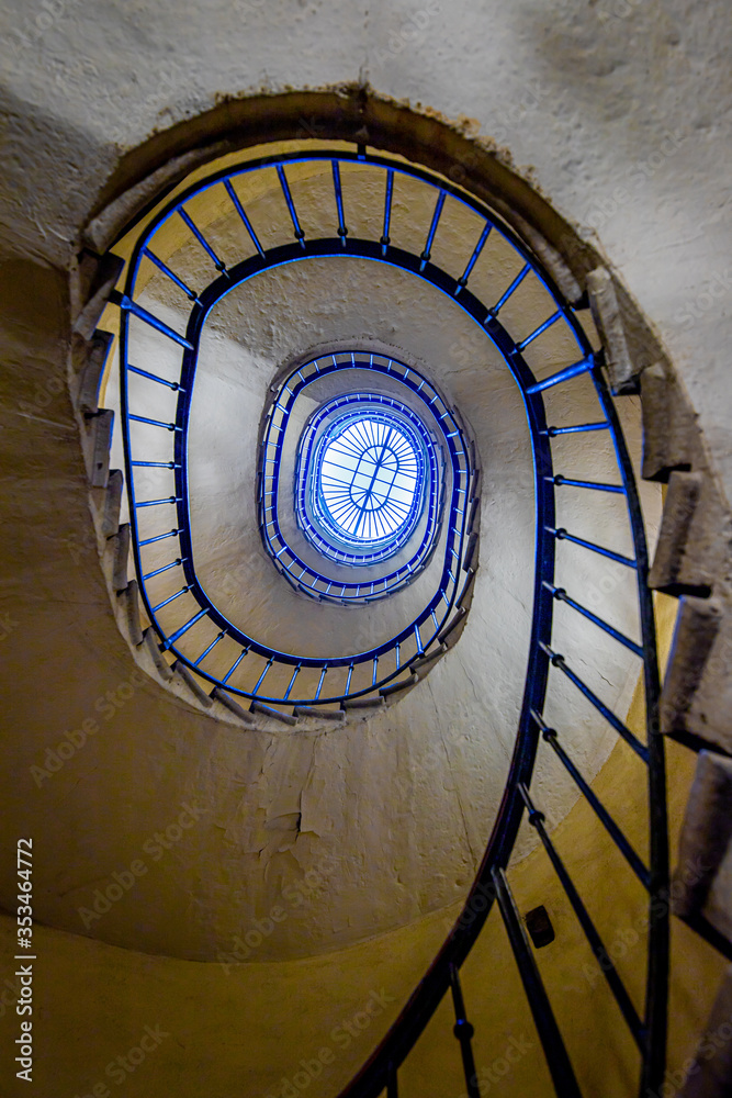 Escalier à puits central dans un immeuble du Vieux Lyon