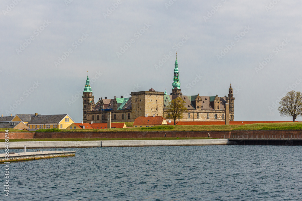 Obraz premium Beautiful view on castle of Hamlet at Kronborg in Helsingor (Elsinore), Denmark Kronborg medieval castle in Denmark. View of the Kronborg Castle from the sea.