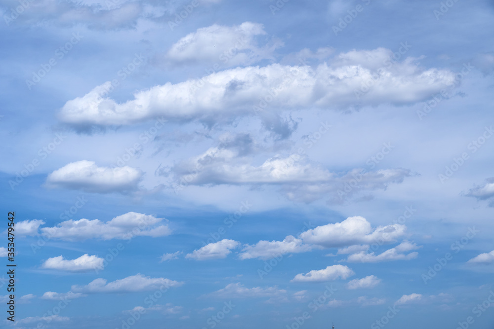 Naklejka premium Bright beautiful blue sky with soft clouds, bright sunny day