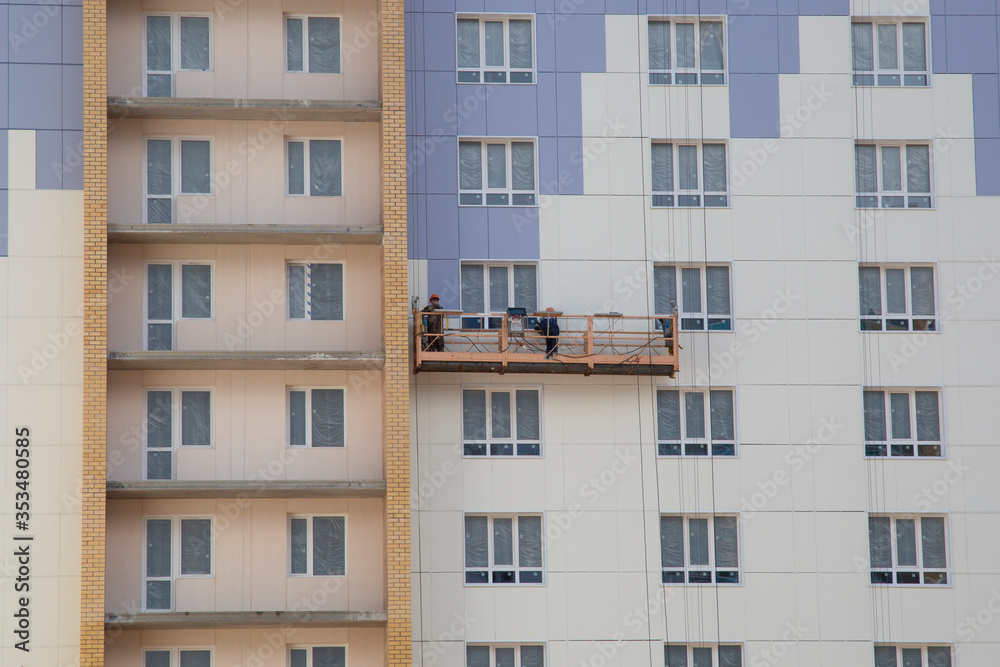 Glass washing in large multi-storey buildings with the help of an Elevator.