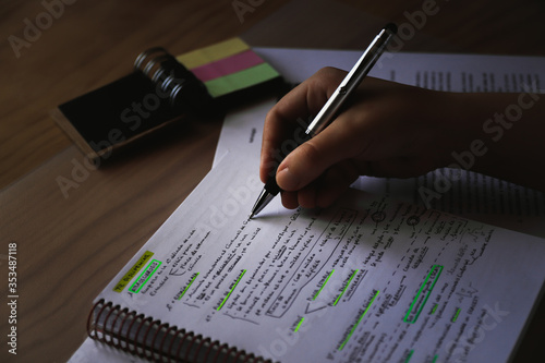 Canvastavla student at his desk preparing an exam
