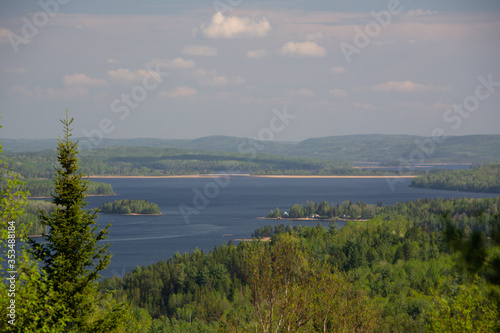 Grand lac du Québec au printemps, région de Lanaudière, Canada. Lac Taureau