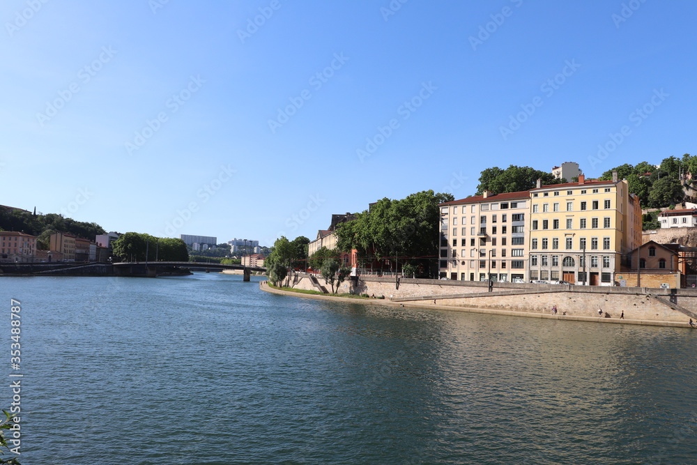 Obraz premium Le quai Saint Vincent à Lyon au bord de la rivière Saône - Ville de Lyon - Département du Rhône - France