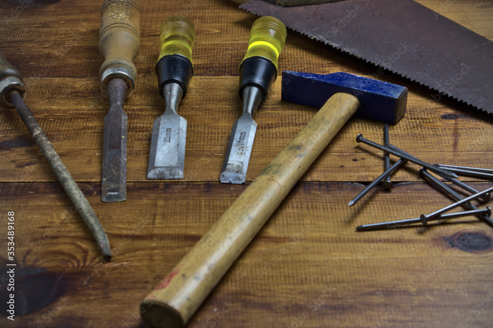 Herramientas de carpintero, serrucho, martillo, púas, clavos, formones y escofina Stock | Adobe