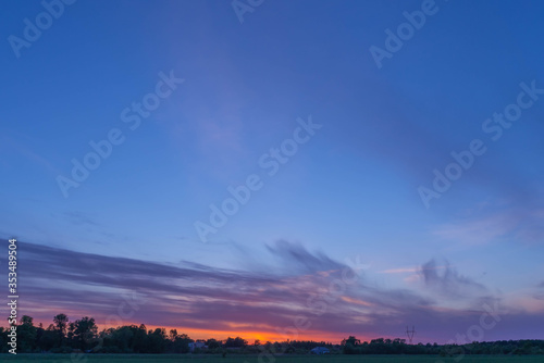 Wieczorne, lekko zachmurzone niebo. photo