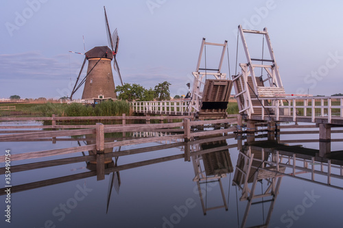 Discover the splendid windmills of Kinderdijk to see how the Dutch have been controlling the waters for over 1000 years. It’s a unique spectacle!