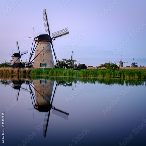 Discover the splendid windmills of Kinderdijk to see how the Dutch have been controlling the waters for over 1000 years. It’s a unique spectacle!