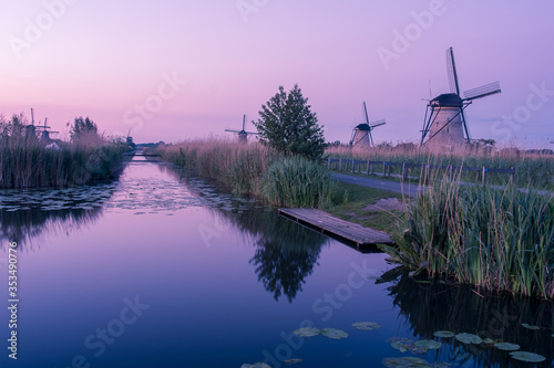 Discover the splendid windmills of Kinderdijk to see how the Dutch have been controlling the waters for over 1000 years. It’s a unique spectacle!