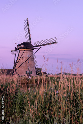 Discover the splendid windmills of Kinderdijk to see how the Dutch have been controlling the waters for over 1000 years. It’s a unique spectacle!