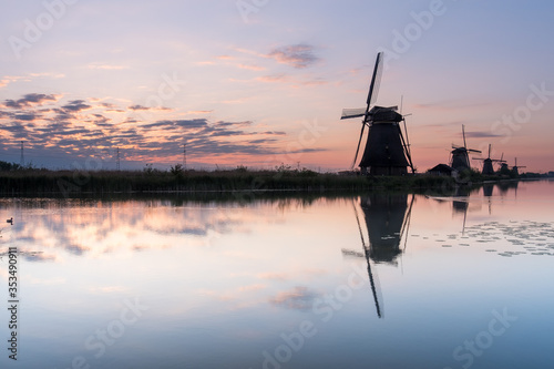 Discover the splendid windmills of Kinderdijk to see how the Dutch have been controlling the waters for over 1000 years. It’s a unique spectacle!