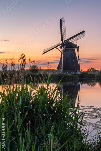Discover the splendid windmills of Kinderdijk to see how the Dutch have been controlling the waters for over 1000 years. It’s a unique spectacle!