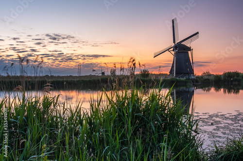 Discover the splendid windmills of Kinderdijk to see how the Dutch have been controlling the waters for over 1000 years. It’s a unique spectacle!