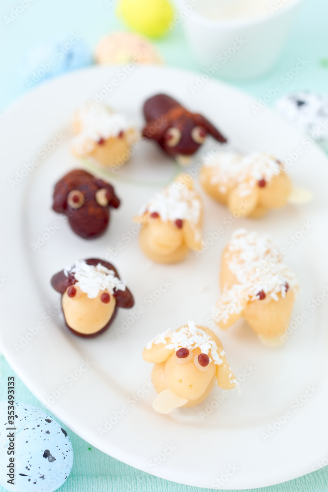 Lustige Marzipan- Lämmchen Lustige Marzipan- Lämmchen